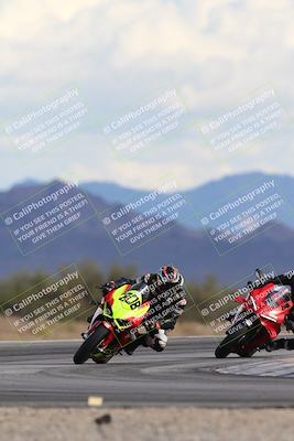 media/Nov-16-2025-Race Pace (Sun) [[8c5fa54630]]/Non Verified Riders (1st 20 Minutes)/5-Turn 15 (110pm)/